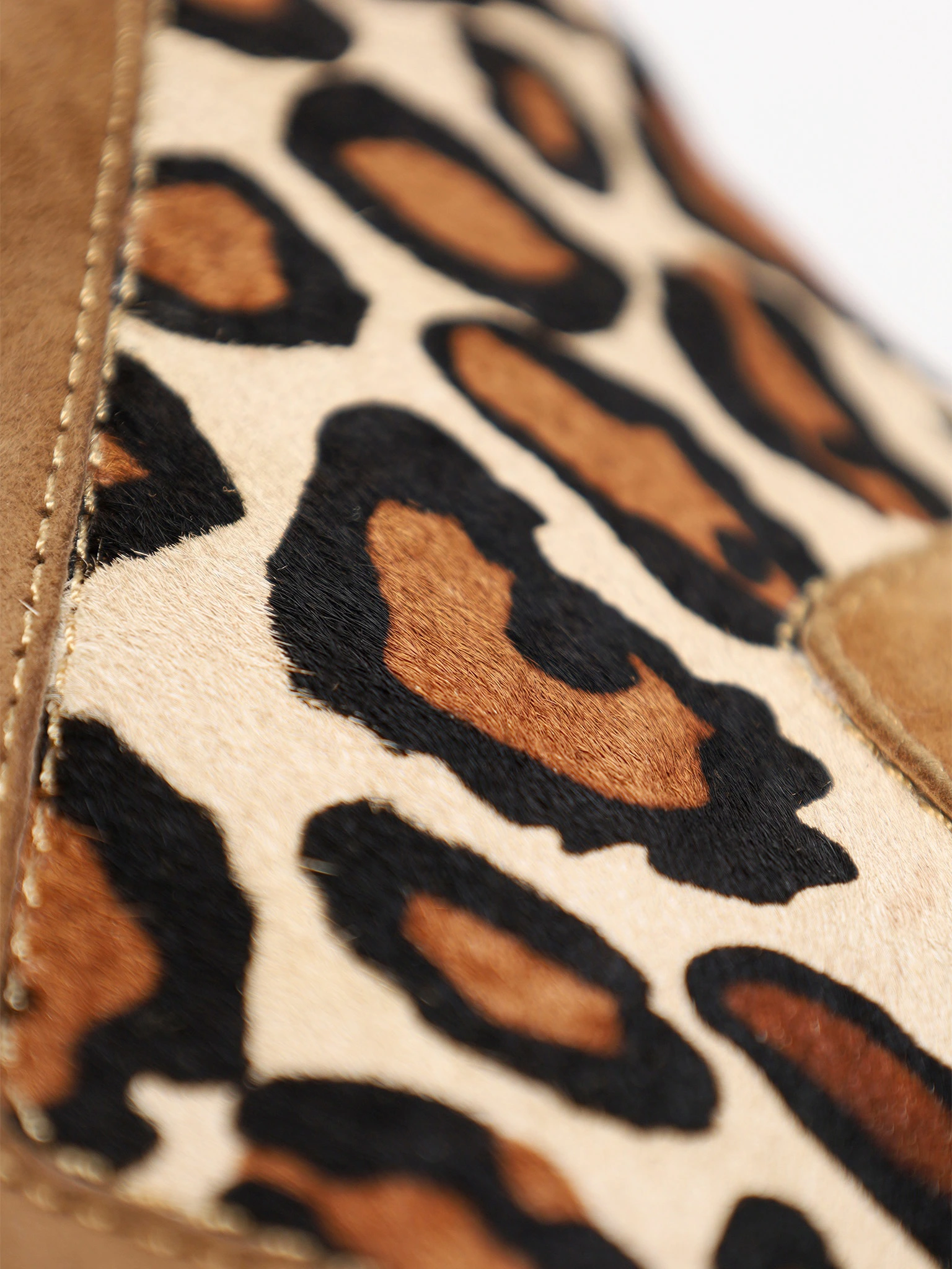 Ботинки комбинированные коричневого цвета на среднем широком каблуке